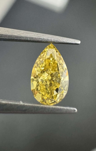 0.44 carat Fancy Vivid Yellow-VS1 Natūralus Pear Deimantas (1)