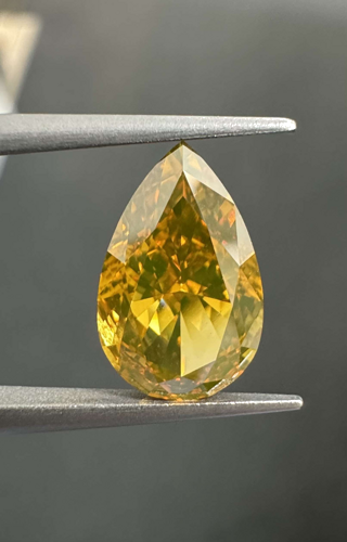 2.53 carat Fancy Deep Brownish Orangey Yellow-VS2 Natūralus Pear Deimantas (1)