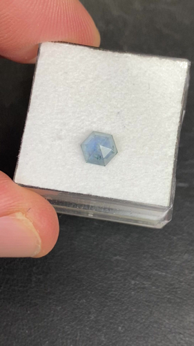 0.69 carat GREEN Hexagonal Safyras (1)