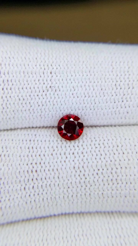 0.66 carat RED Round Rubinas (1)