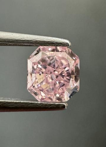 0.55 carat Fancy Intense  Pink-SI2 Natūralus Radiant Deimantas (1)