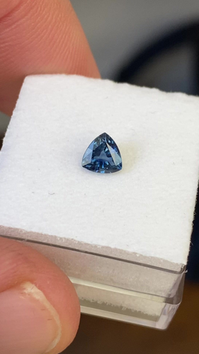 0.57 carat BLUE Trilliant Safyras (1)