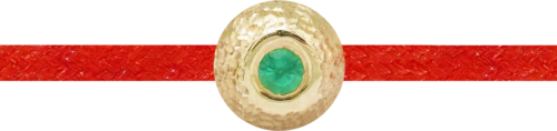 Raudono siūlo apyrankė su frezuoto aukso karoliuku ir smaragdu (2)