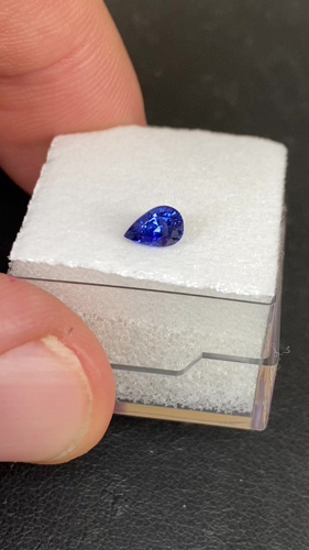 0.57 carat BLUE Pear Safyras (1)