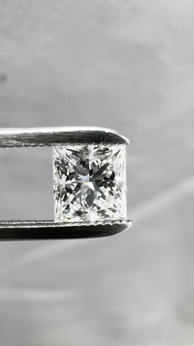 0.68 carat G-VVS2 Natūralus Princess Deimantas (1)
