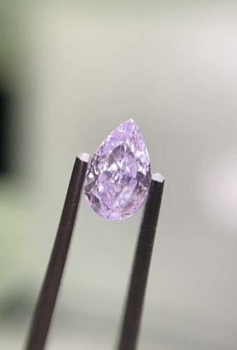 0.3 carat Fancy Light Pinkish Purple-SI1 Natūralus Pear Deimantas (1)