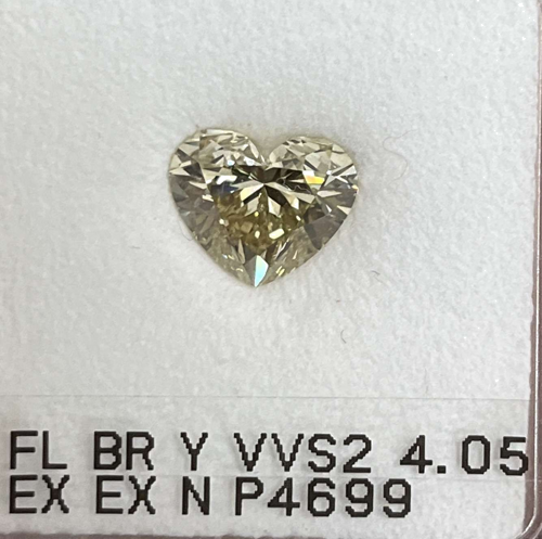 4.05 carat Fancy Light Brownish Yellow-VVS2 Natūralus Heart Deimantas (1)
