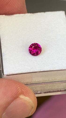 0.4 carat RED Round Rubinas (1)