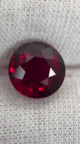 2.85 carat RED Round Rubinas (1)