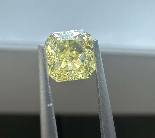 0.45 carat Fancy Yellow-VS2 Natūralus Radiant Deimantas (1)