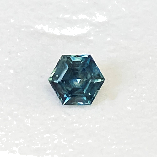 0.6 carat GREEN Hexagonal Safyras (1)