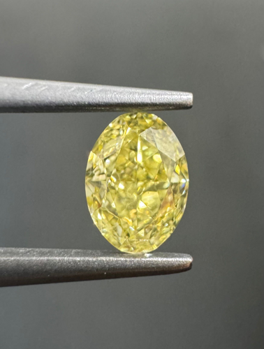 0.61 carat Fancy Intense Yellow-VS2 Natūralus Oval Deimantas (1)