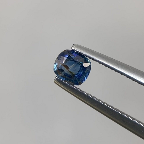 0.59 carat BLUE Cushion Safyras (1)