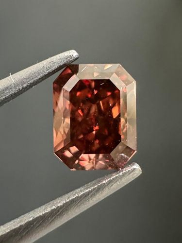 0.54 carat Fancy Deep Brownish Orangey Pink-VS1 Natūralus Radiant Deimantas (1)
