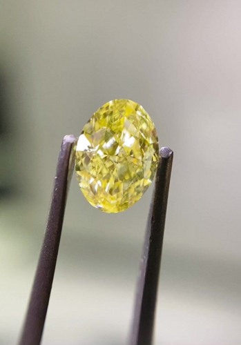 0.62 carat Fancy Intense  Yellow-SI2 Natūralus Oval Deimantas (1)