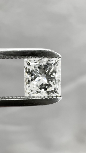 0.64 carat G-VVS1 Natūralus Princess Deimantas (1)