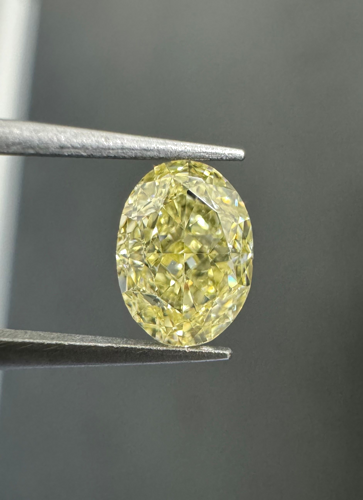 0.6 carat Fancy Light Yellow-VVS1 Natūralus Oval Deimantas (1)