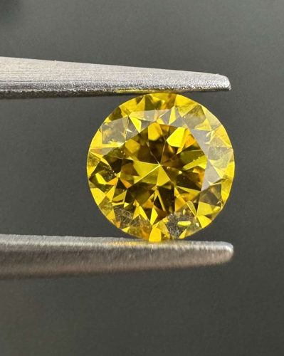 0.23 carat Fancy Vivid Orangey Yellow-SI2 GD cut Natūralus Round Deimantas (1)
