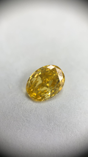 0.45 carat Fancy Vivid Orangey Yellow-VS1 Natūralus Oval Deimantas (1)