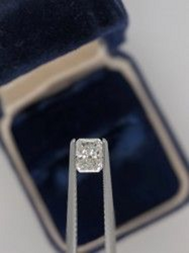 0.51 carat E-VS2 Natūralus Radiant Deimantas (1)