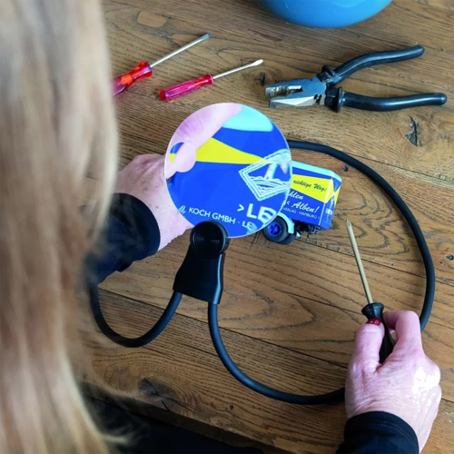 Hands-Free Magnifying Glass with Retractable Lens 2x 4x (4)