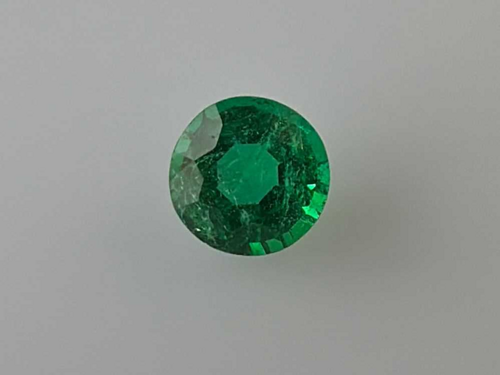 0.56 carat GREEN Round Smaragdas (1)