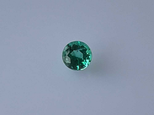 0.54 carat GREEN Round Smaragdas (1)