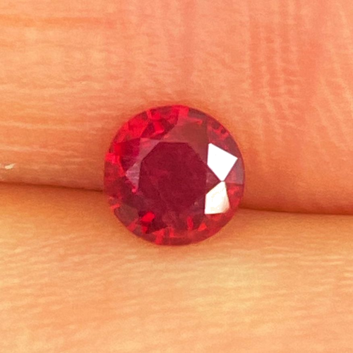 0.55 carat RED Round Rubinas (1)