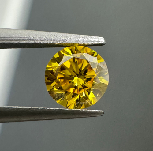 0.19 carat Fancy Vivid Orangey Yellow-SI1 GD cut Natūralus Round Deimantas (1)