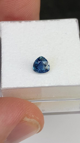 0.6 carat BLUE Trilliant Safyras (1)