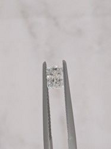 0.51 carat E-VS2 Natūralus Radiant Deimantas (1)