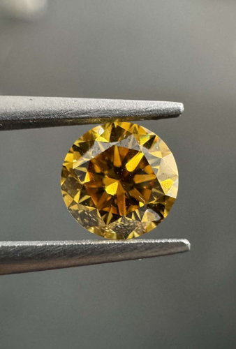 0.52 carat Fancy Deep Brownish Orangey Yellow-SI1 GD cut Natūralus Round Deimantas (1)