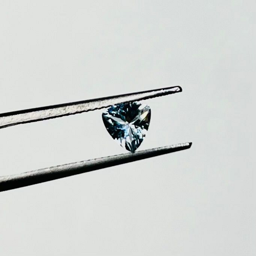 0.6 carat BLUE Trilliant Aquamarine (1)