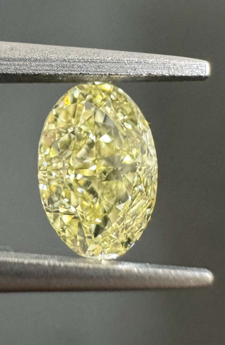 0.54 carat Fancy Yellow-VS1 Natūralus Oval Deimantas (1)