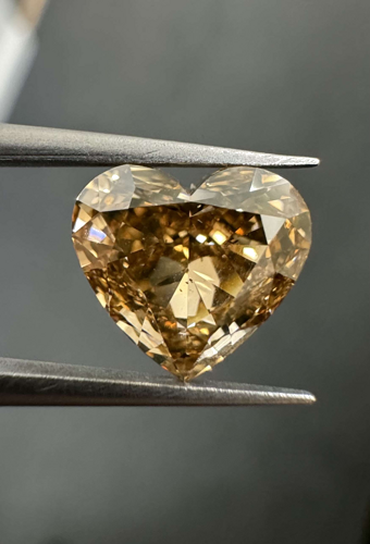2.04 carat Fancy Deep Brownish Yellowish Orange-SI1 Natūralus Heart Deimantas (1)
