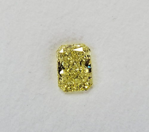 1.04 carat Fancy Intense  Yellow-SI2 Natūralus Radiant Deimantas (1)