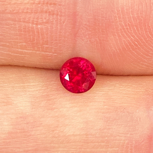 0.67 carat RED Round Rubinas (1)