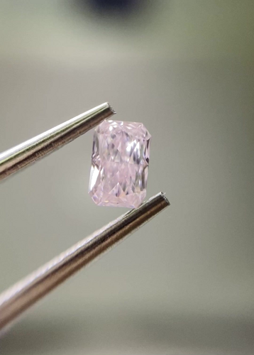 0.36 carat Fancy Light Orangey Pink-SI1 Natūralus Radiant Deimantas (1)