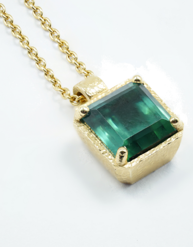 Gold necklace with green tourmaline (2)