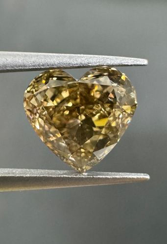 1.4 carat Fancy Dark Brown Greenish Yellow-SI1 Natūralus Heart Deimantas (1)