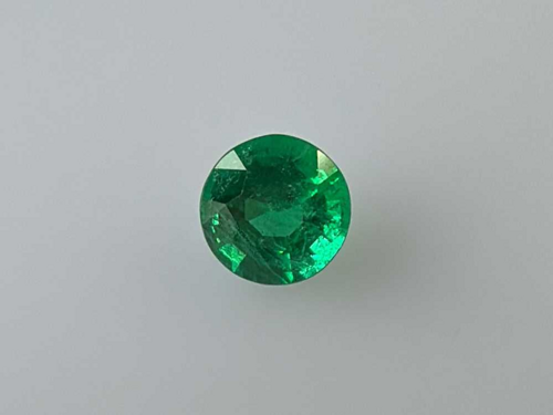 0.66 carat GREEN Round Smaragdas (1)