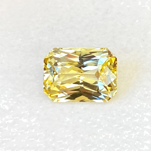 3.28 carat YELLOW Radiant Safyras (1)