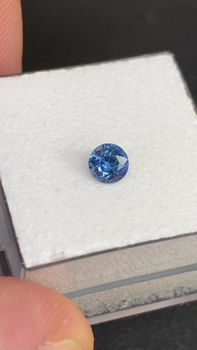 0.49 carat BLUE Round Safyras (1)