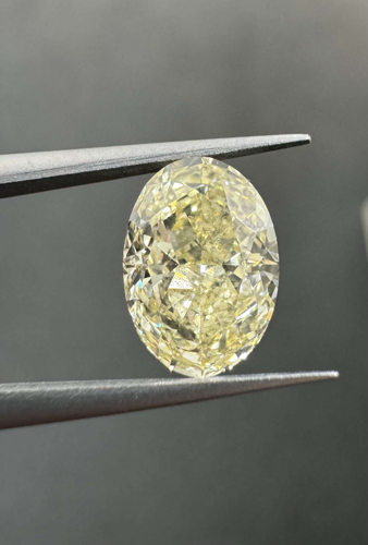 2.01 carat Fancy Light Yellow-VVS2 Natūralus Oval Deimantas (1)