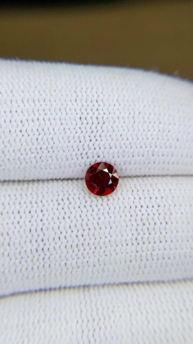 0.54 carat RED Round Rubinas (1)