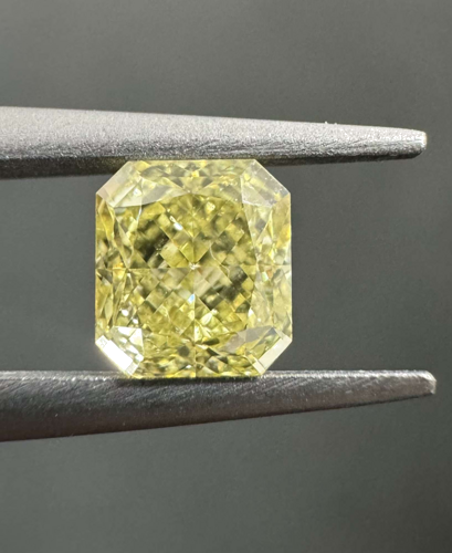 0.55 carat Fancy Yellow-VS1 Natūralus Radiant Deimantas (1)