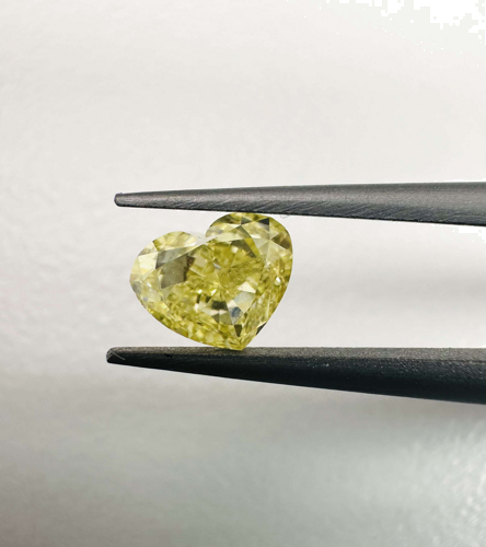 0.69 carat Fancy Yellow-VS2 Natūralus Heart Deimantas (1)