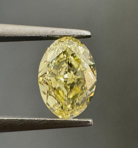 0.5 carat Fancy Light Yellow-VS1 Natūralus Oval Deimantas (1)