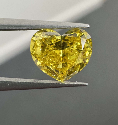 0.8 carat Fancy Vivid Yellow-SI2 Natūralus Heart Deimantas (1)