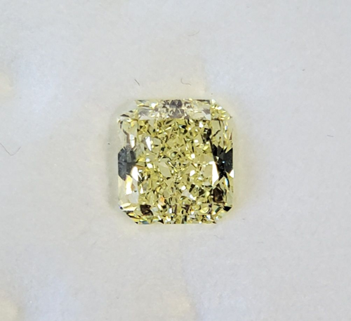 1.56 carat Fancy Light Yellow-VS2 Natūralus Radiant Deimantas (1)